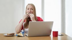 چرا هرگز نباید هنگام کار با کامپیوتر غذا بخوریم؟