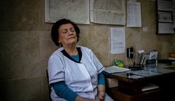 کمک رسانی پزشک 82 ساله برای مبارزه با کرونا + عکسها