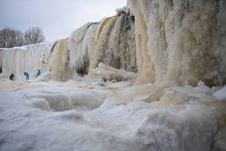 آبشار یخ زده جاگالا در استونی + عکس