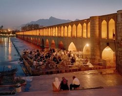 شبهای اصفهان و شکوه سی و سه پل + عکس