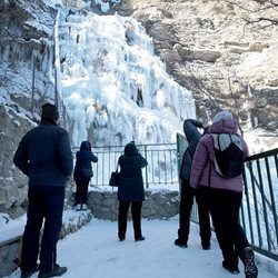 یخ زدن آبشار در کریمه + عکسها