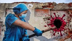 مبارزه پرستار با کرونا بر روی دیوار + عکس
