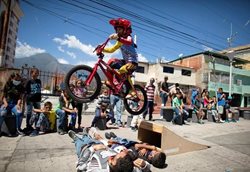 هنرنمایی دوچرخه سوار کوچک در ونزوئلا + عکس