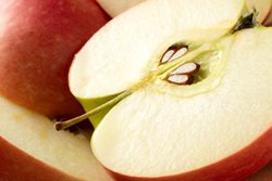 اثر معجزه آسای خوردن هسته سیب