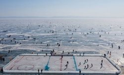 پیست هاکی بر روی دریاچه یخ زده + عکس