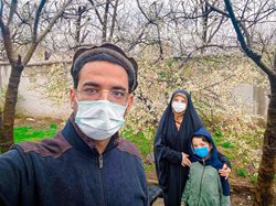 آذری جهرمی با خانواده در هوای بارانی + عکس