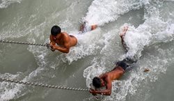 حمام سالانه هندی ها در رود گنگ + عکسها