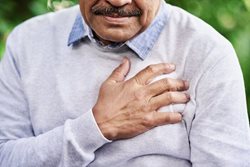 6 درد در ناحیه قفسه سینه که با حمله قلبی اشتباه می گیریم