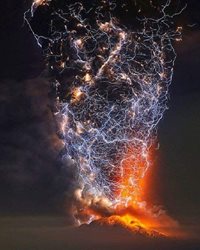 رعد و برق بر فراز یک آتشفشان در شیلی + عکس