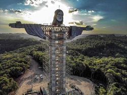 ساخت مجسمه جدید از عیسی مسیح در برزیل + عکسها