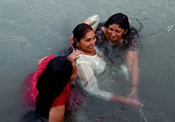 غسل دسته جمعی هزاران هندو در سایه کرونا + عکسها