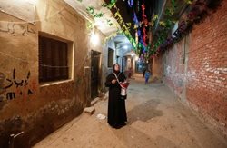 زنی که در محله معادی قاهره مسلمانان را برای سحر بیدار می کند + عکس