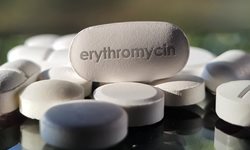 اریترومایسین؛ از درمان عفونت های سینه تا بیماری های پوست