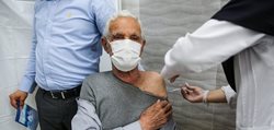 واکسیناسیون سالمندان بالای 80 سال در مشهد + عکسها