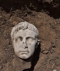 کشف سر مجسمه مرمرین نخستین امپراتور روم در ایتالیا