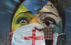 نقاشی دیواری جالب از دوران کرونا در برزیل + عکس