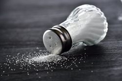 اگر می خواهید سیستم ایمنی بدنتان ضعیف شود، نمک بخورید