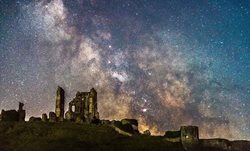 کهکشان راه شیری از پشت ویرانه های قلعه کورف + عکس