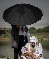 مراسم غسل تعمید کودکان مندایی + عکسها