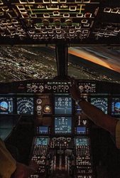 تصویری حیرت انگیز از داخل کابین خلبان در شب