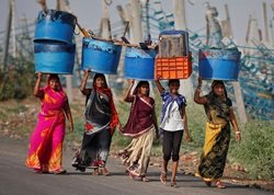 حمل جالب وسایل کار در یک بندر ماهیگیری توسط زنان هندی + عکس