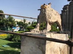 تخریب شیرهای میدان حر و پاسخ میراث فرهنگی