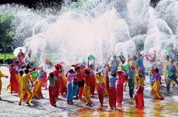 جشن آب پاشونک؛ یک رسم و آیین باستانی در شروع تابستان