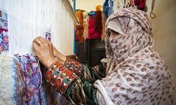 اشتغالزایی با قالی بافی در شهر قلعه گنج + عکسها