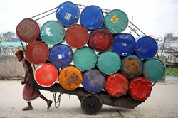 حمل انبوه بشکه های نفت در شهر داکا + عکس