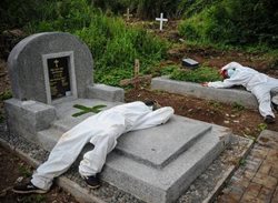 استراحت کارمندان قبرستان + عکس
