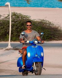 موتور سواری سیروان خسروی در جزیره کیش + عکس