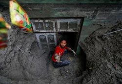 تصویری عجیب از نپال و دفن شدن خانه ها در گل و لای سیلاب