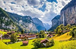 لاتربرونن؛ دره ای دیدنی با 72 آبشار در سوئیس + عکسها