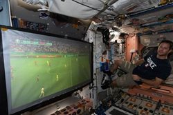 تماشای فوتبال در ایستگاه بین المللی فضایی + عکس