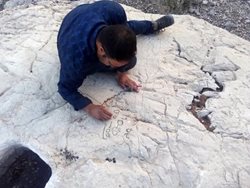 کشف پنج کتیبه سنگ گور پهلوی در دامنه کوهستان نقش رستم