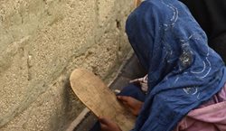 کودکانی که با تخته چوبی حافظ قرآن می شوند + عکسها
