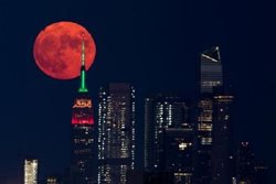 تصویری زیبا از قرص کامل ماه در شهر نیویورک