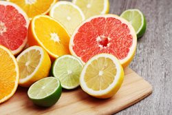 نوشیدن عصاره میوه های آبدار در زمان سردرد مفید است