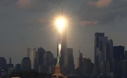 انعکاس خورشید بر مرکز تجارت جهانی وان در آمریکا + عکس