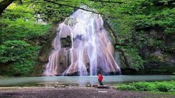 آبشاری پلکانی و زیبا که در استان گلستان قرار دارد