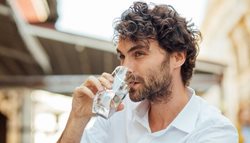 نوشیدن آب و 5 تاثیر شگفت انگیز آن روی مغز