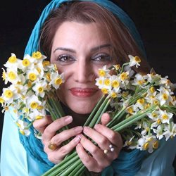 الهام پاوه نژاد با گل های نرگس + عکس