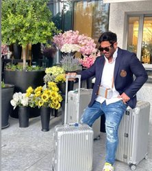 محمدرضا گلزار در کنار کلی چمدان + عکس