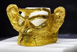 باستان شناسان بقایای یک ماسک طلایی تاریخی را از دل خاک بیرون کشیدند