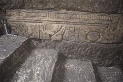 مجموعه ای از اشیای تشریفاتی تاریخی در یکی از معبدهای باستانی مصر کشف شد