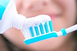 استفاده از نخ دندان و مسواک به پیشگیری از کووید 19 شدید کمک می کند