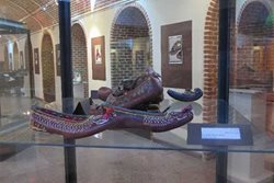 موزه ای که مجموعه ای از کفش های سنتی همه شهرهای ایران را در خود جای داده است
