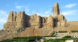 احیای حصار و قلعه تاریخی منوجان کرمان