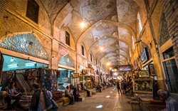 بازاری تاریخی و تماشایی که در شیراز قرار گرفته است