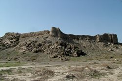 ویرانه های قلعه کمیز یادآور حمله تیموریان به جنوب ایران است